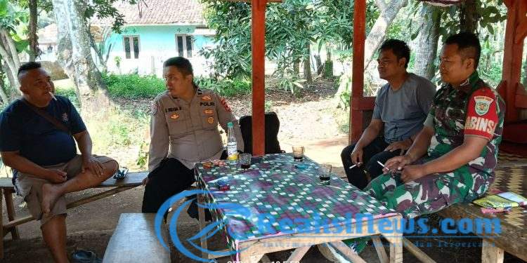 Jalin Hubungan Kemasyarakatan, Babinsa Bojongkerta Kopda Kusdiarto Koramil 2203/Warungkiara Komsos Bareng Tokoh Pemuda
