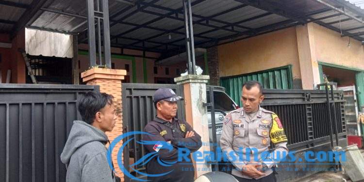 Sambangi Warganya di siang Hari, Bhabinkamtibmas Sampaikan Imbauan Kamtibmas