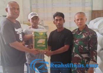 Pastikan Tepat Sasaran, Serka Agus Subandar Koramil 2203/Warungkiara Dampingi Penyaluran Bibit Inpari Pada Kelompok Tani