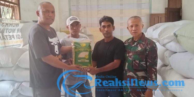 Pastikan Tepat Sasaran, Serka Agus Subandar Koramil 2203/Warungkiara Dampingi Penyaluran Bibit Inpari Pada Kelompok Tani