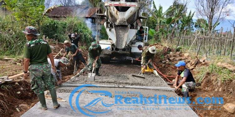 Pengecoran Jalan oleh Satgas TMMD ke-124 Kodim 0607/Kota Sukabumi Capai 65%