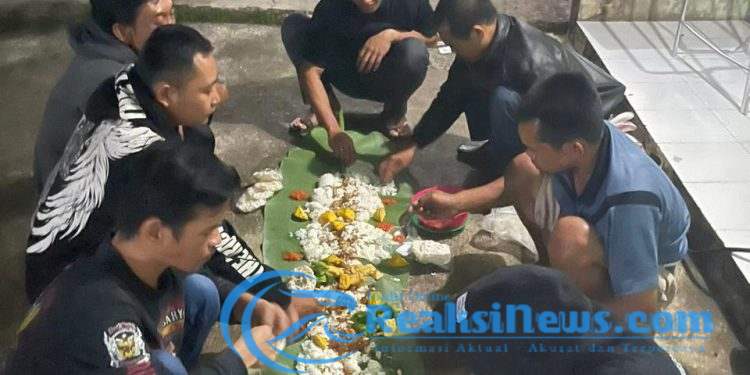 Ronda Malam Minggu, Ngaliwet Bareng Jalin Kekompakan dan Kebersamaan