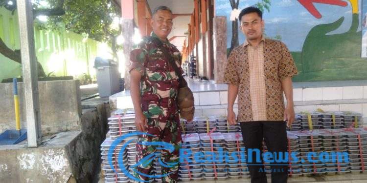 Babinsa 2203/Warungkiara Serka Dadang Dampingi Penyaluran MBG di Wilayah Binaan