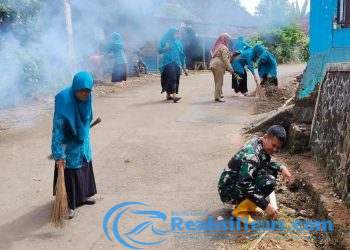 Wujudkan Hidup Bersih, Babinsa 2203/Warungkiara Serka Dodi Bareng Ibu-Ibu PKK Kerja bakti