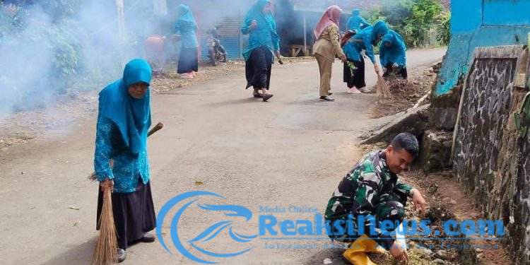 Wujudkan Hidup Bersih, Babinsa 2203/Warungkiara Serka Dodi Bareng Ibu-Ibu PKK Kerja bakti
