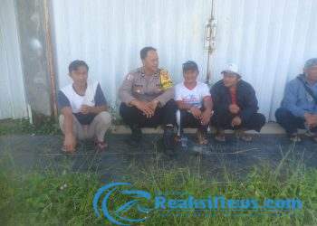 Bhabinkamtibmas Polsek Lembursitu Sambangi Pemuda Di siang Hari Sampaikan Pesan Kamtibmas