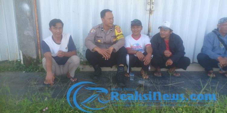 Bhabinkamtibmas Polsek Lembursitu Sambangi Pemuda Di siang Hari Sampaikan Pesan Kamtibmas