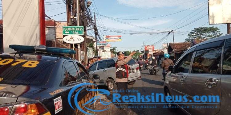 Demi Kegiatan Masyarakat Nyaman di pagi hari, Anggota Polsek Lembursitu Selalu Exsis Melaksanakan Pengaturan Gatur Pagi