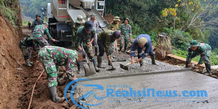Satgas TMMD ke-124 Kodim 0607/Kota Sukabumi Capai 80 Persen, Fokus Pengecoran Jalan di Desa Cisarua