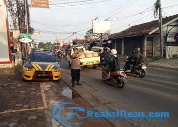 Rutinitas Personel Polsek Lembursitu Gatur Pagi, di Perempatan Simpang Merdeka