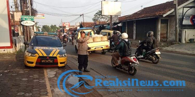Rutinitas Personel Polsek Lembursitu Gatur Pagi, di Perempatan Simpang Merdeka