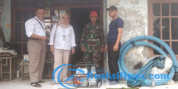 Serka Agus Subandar Babinsa 2203/Warungkiara Cek Pompa Air Bantuan Mentan