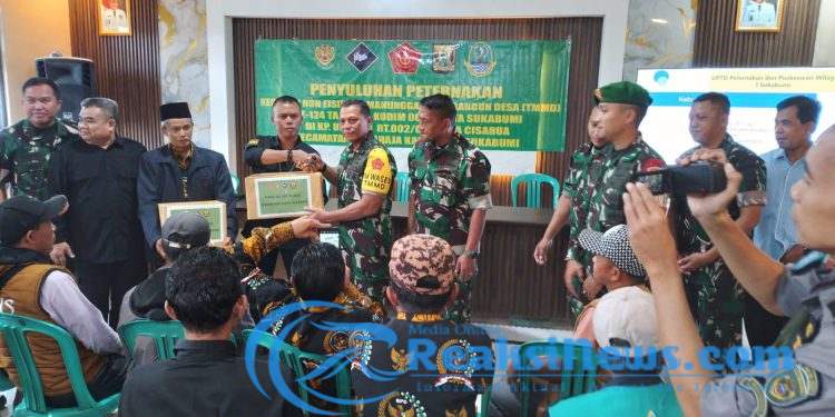 Waaster Panglima TNI Tinjau Lokasi TMMD ke-124 Kodim 0607/Kota Sukabumi, Sampaikan Pesan Kebangsaan dan Bagikan Sembako kepada Warga