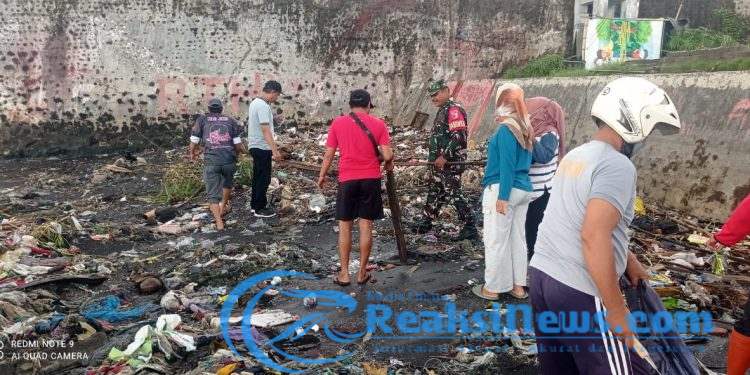 Babinsa Koramil 0825/17 Muncar Bersama Warga, Pemdes Kedungringin Gelar Aksi Bersih-Bersih Di Lokasi Tpa legal