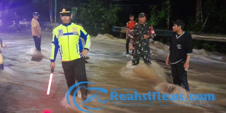 Babinsa Posramil Licin Laksanakan Pemantauan Lokasi Banjir di Desa Jelun