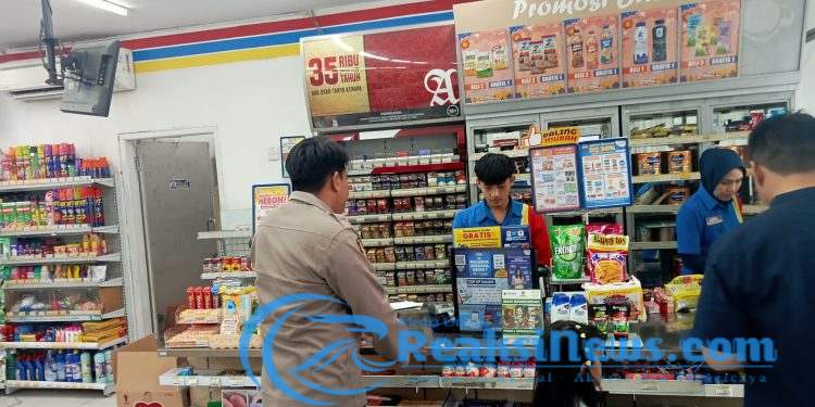 Cegah Gangguan Kamtibmas Polsek Lembursitu Gelar Patroli Sambangi Alfamart dan Indomart