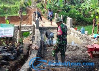 Babinsa Girijaya Sertu Nasrulloh Koramil 2203/Warungkiara Monitoring Pembangunan Jembatan