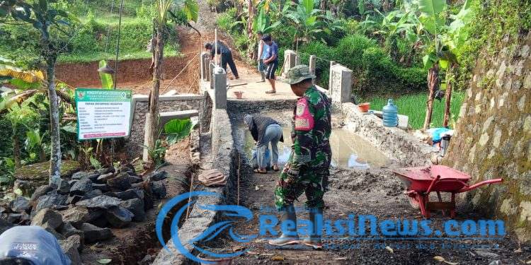 Babinsa Girijaya Sertu Nasrulloh Koramil 2203/Warungkiara Monitoring Pembangunan Jembatan