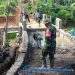 Babinsa Girijaya Sertu Nasrulloh Koramil 2203/Warungkiara Monitoring Pembangunan Jembatan