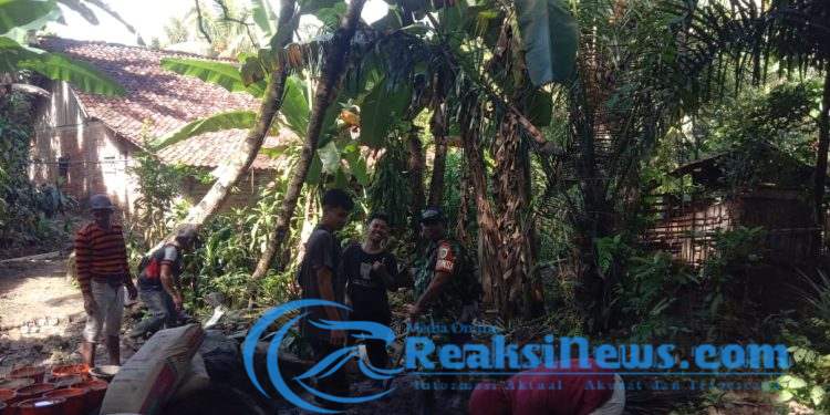 Tanamkan Jiwa Gotong Royong, Babinsa Damarraja Serka Suparno Koramil 2203/Warungkiara Kerjabakti Bareng Warga