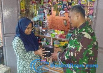 Satgas TMMD ke-124 Kodim 0607/Kota Sukabumi Bagikan Naraga kepada Warga