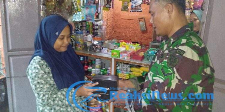 Satgas TMMD ke-124 Kodim 0607/Kota Sukabumi Bagikan Naraga kepada Warga