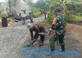 Serka Suparno Koramil 2203/Warungkiara Karya Bakti di Desa Boyongsari