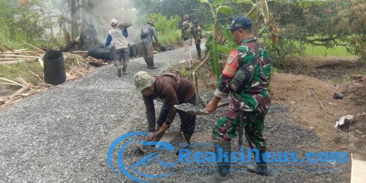 Serka Suparno Koramil 2203/Warungkiara Karya Bakti di Desa Boyongsari