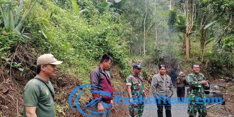 Danpos Bantargadung Peltu Andi Koramil 2203/Warungkiara Tinjau Progres Karya Bakti di Desa Boyongsari