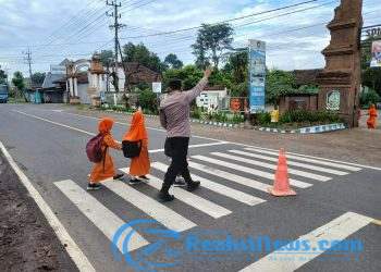 Bantu Seberangkan Siswa Sekolah di Banyuwangi, Polisi Gelar Lakukan Pengaturan Pagi Di Area Sekolah