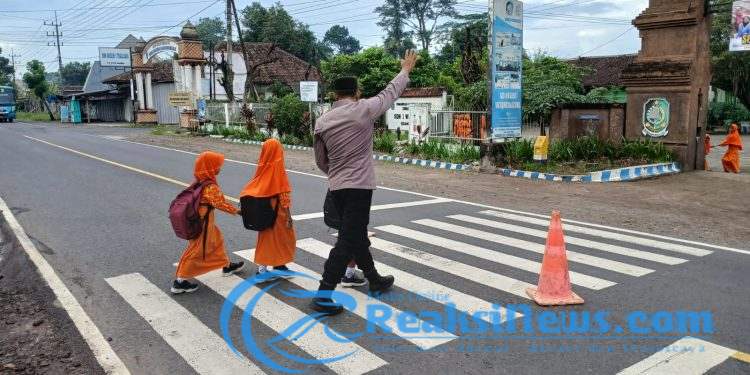 Bantu Seberangkan Siswa Sekolah di Banyuwangi, Polisi Gelar Lakukan Pengaturan Pagi Di Area Sekolah