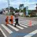 Bantu Seberangkan Siswa Sekolah di Banyuwangi, Polisi Gelar Lakukan Pengaturan Pagi Di Area Sekolah