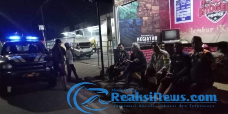 Anggota Polsek Lembursitu Melaksanakan Patroli Malam Hari, Pantau Situasi Kamtibmas