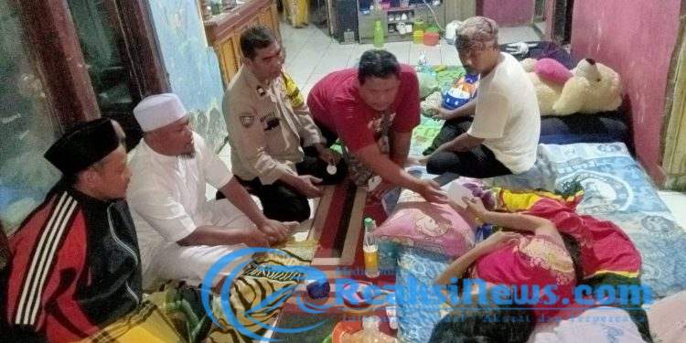 Bhabinkamtibmas Polsek Lembursitu Sambangi Warganya Sedang Sakit Sekaligus Anjangsana