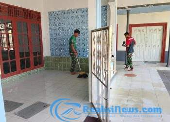 Satgas TMMD Ke-124 Kodim 0607/Kota Sukabumi Bersama DKM Laksanakan Pembersihan Masjid Assaadah di Desa Cisarua