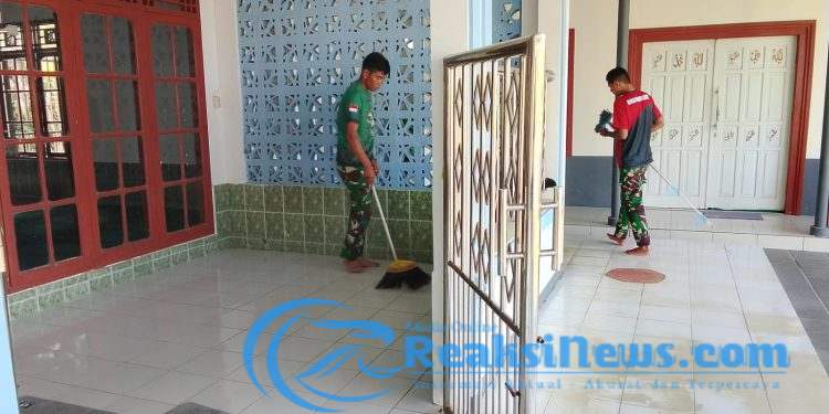 Satgas TMMD Ke-124 Kodim 0607/Kota Sukabumi Bersama DKM Laksanakan Pembersihan Masjid Assaadah di Desa Cisarua