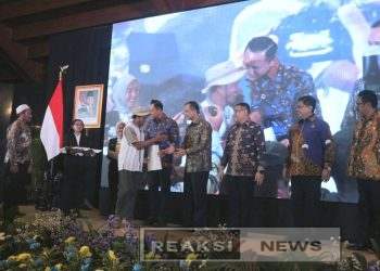 Menko AHY Serahkan Sertipikat Hak Milik Warga Translok