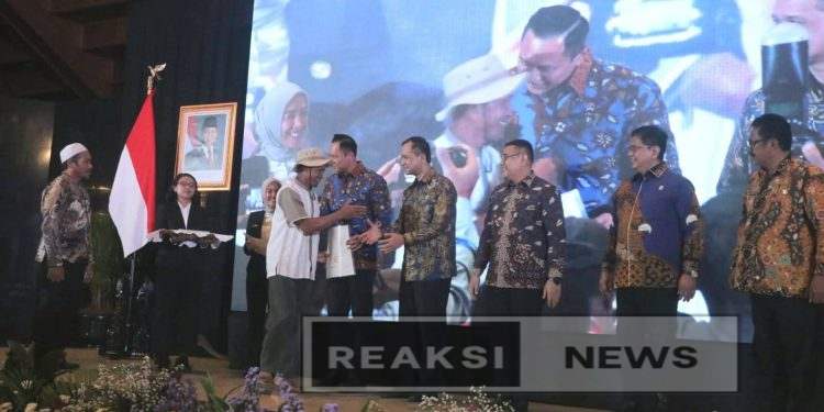 Menko AHY Serahkan Sertipikat Hak Milik Warga Translok