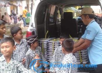 Serka Dadang Babinsa Koramil 2203/Warungkiara Dampingi Penyaluran MBG di Wilayah Binaan