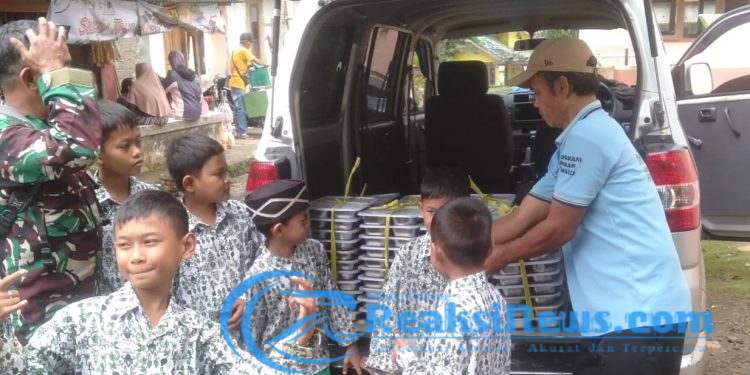 Serka Dadang Babinsa Koramil 2203/Warungkiara Dampingi Penyaluran MBG di Wilayah Binaan