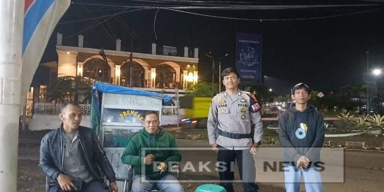 Ajak Warga Kompak Jaga Kamtibmas Bersama Bhabinkamtibmas Polsek Lembursitu Laksanakan Sambang