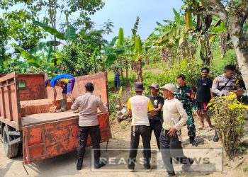 Babinsa 2203/Warungkiara Serka Dodi Bareng Bhabinkamtibmas Lakukan Kerja Bakti