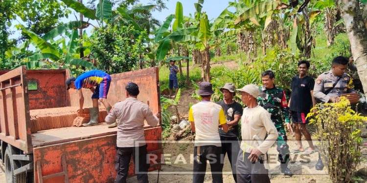 Babinsa 2203/Warungkiara Serka Dodi Bareng Bhabinkamtibmas Lakukan Kerja Bakti