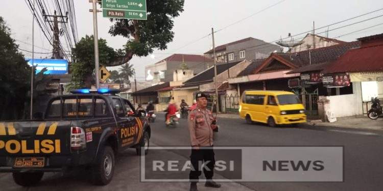 Personil Polsek Lembursitu, Laksanakan Gatur Pagi, Mengatasi Rawan Macet dan Rawan Laka Lantas