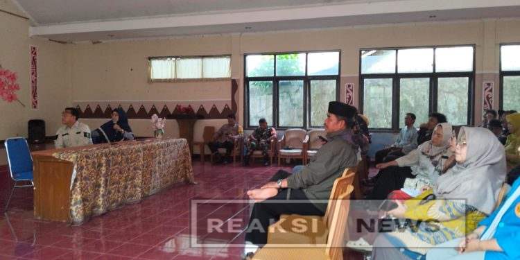 Bhabinkamtibmas Polsek Lembursitu Menghadiri Kegiatan Sosialisasi 6 Standar Pelayanan Prima TK