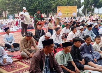 Wakili Dandim, Danramil 2203/Warungkiara Kapten Inf Agus Rahman Laksanakan Sholat Idul Adha Tingkat Kabupaten Sukabumi