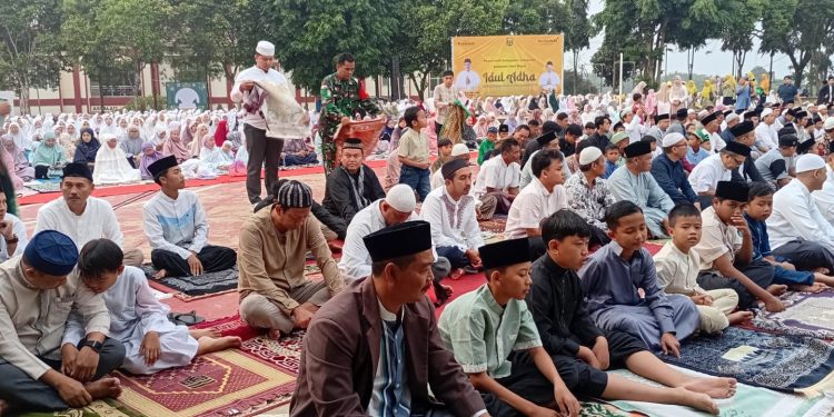 Wakili Dandim, Danramil 2203/Warungkiara Kapten Inf Agus Rahman Laksanakan Sholat Idul Adha Tingkat Kabupaten Sukabumi