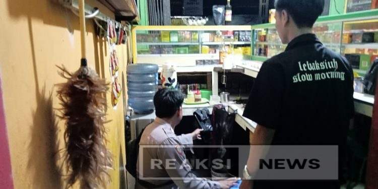 Sasar Toko Jamu, Personil Polsek Lembursitu Himbau Pedagang Agar Tidak Menjual Miras, Guna Antisipasi Gukamtibmas