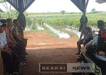 Danramil 2203/Warungkiara Komsos Bareng Kapolsek Guna Membangun Silaturahmi Dengan Baik