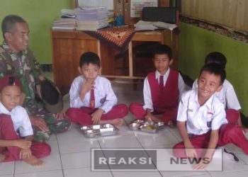 Serka Dadang Babinsa Koramil 2203/Warungkiara Dampingi Penyaluran MBG di Wilayah Binaan